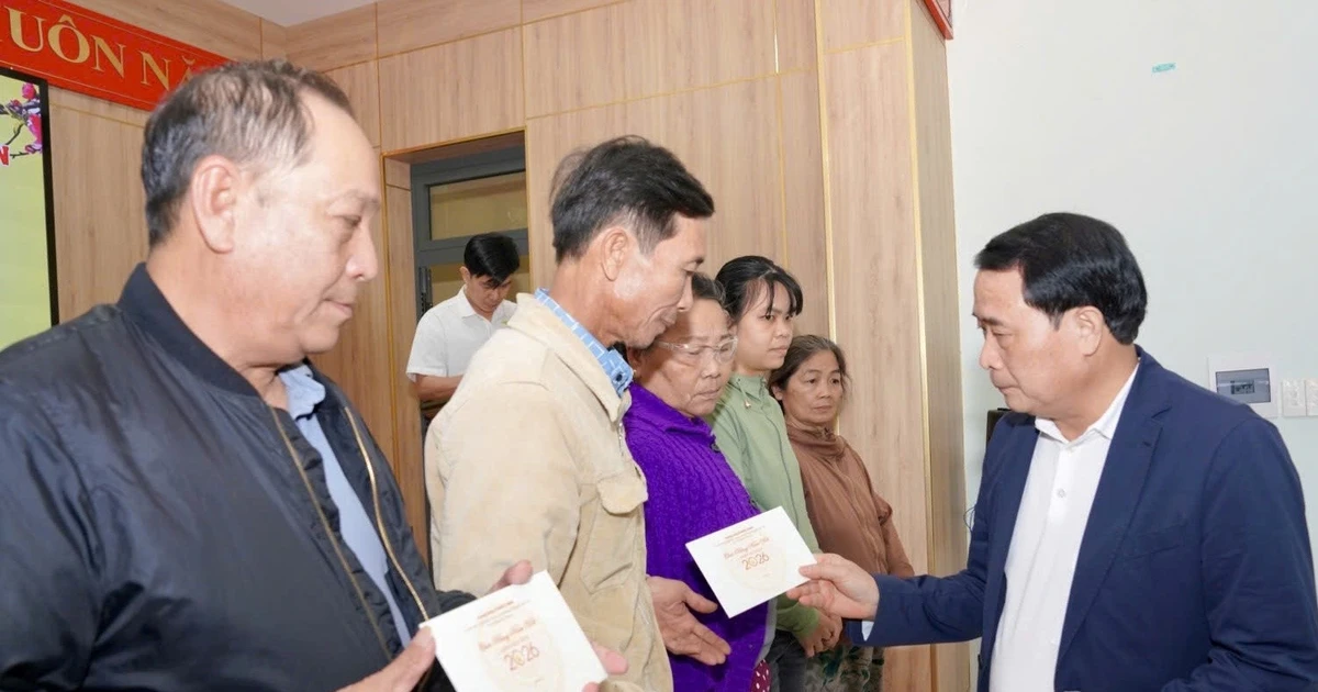 Thứ trưởng Bộ Công an trao 400 suất quà Tết cho người dân khó khăn ở Huế