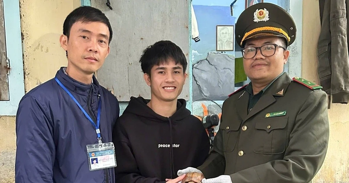 Con vật lạ bò vào phòng trọ, nam sinh báo kiểm lâm mới biết là loài quý hiếm