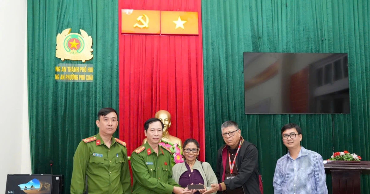 Truy xét nhanh, trả lại điện thoại iPhone 15 cho du khách Mỹ