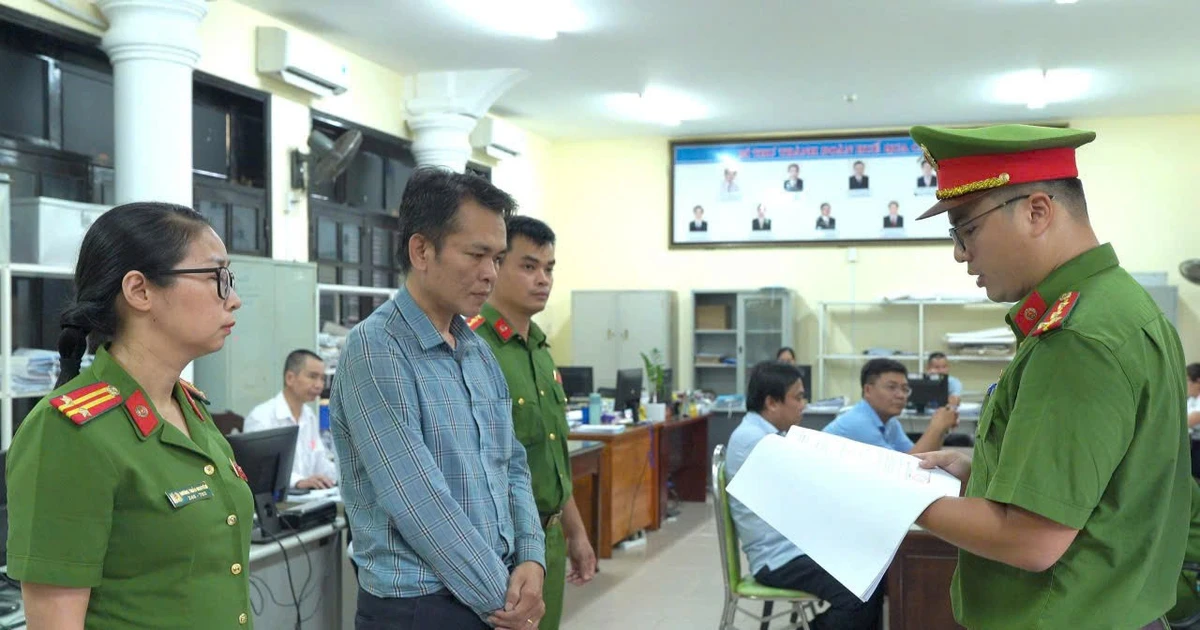 Một phó giám đốc trung tâm dịch vụ công bị bắt vì nhận hối lộ