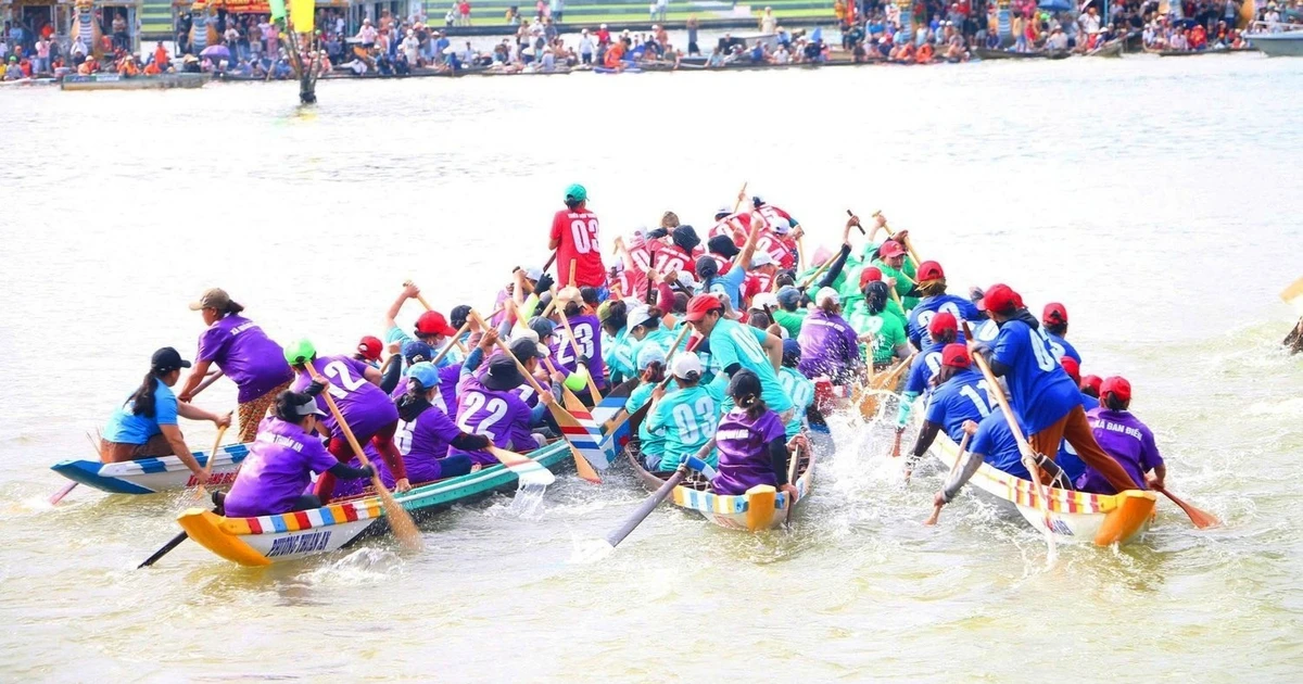 Hai mẹ con tử nạn do chìm thuyền, Huế dừng hội đua ghe truyền thống