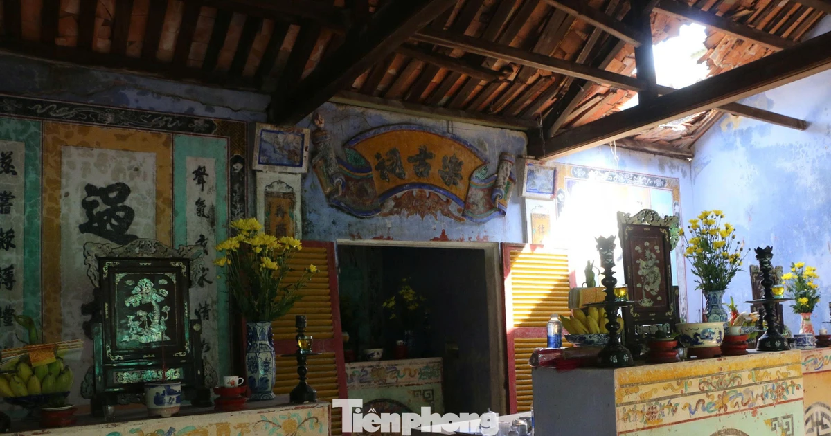 Vào di tích dâng hương, phải đội mũ bảo hiểm