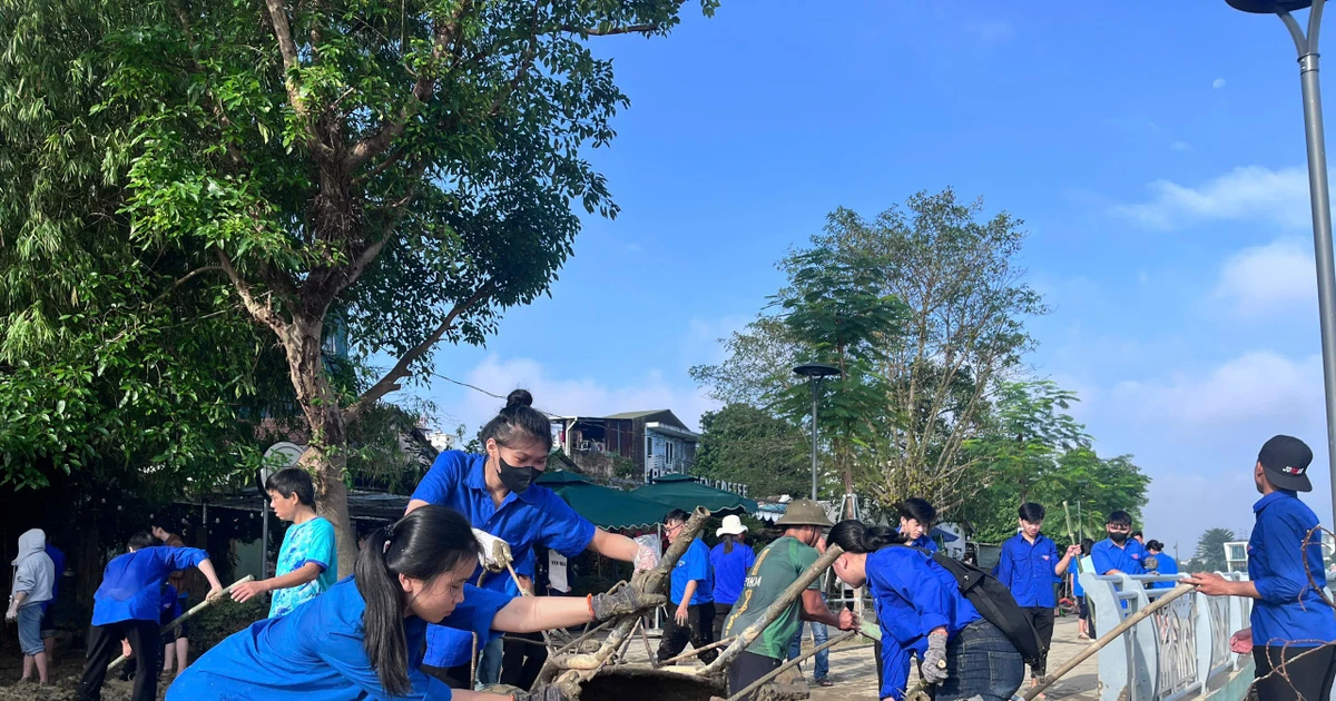 Thanh niên Huế ra quân tổng vệ sinh thành phố sau mưa lũ lịch sử