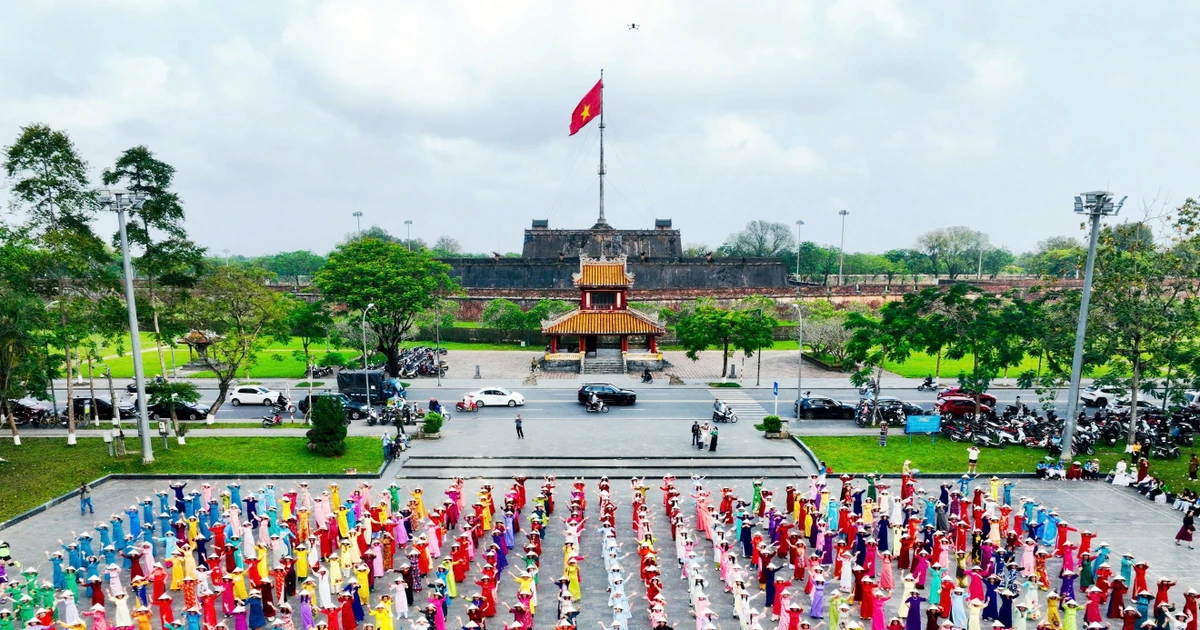 Ngắm màn dân vũ do 1.000 phụ nữ mặc áo dài biểu diễn