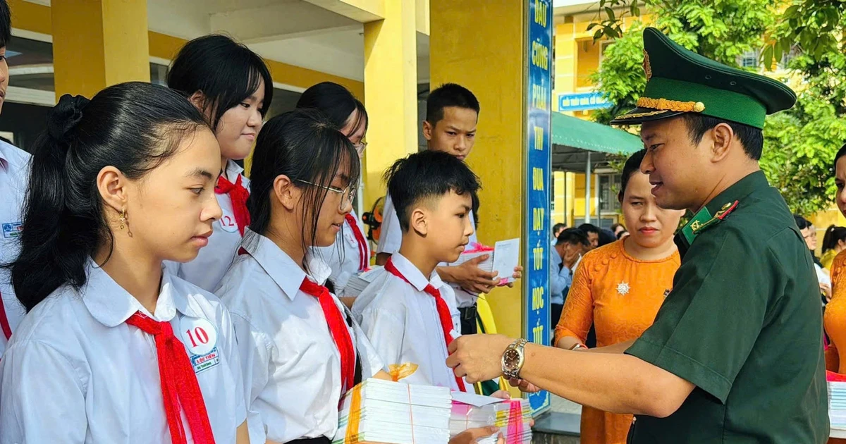 Bộ đội Biên phòng TP. Huế trao xe đạp, tiếp sức học sinh vùng biên