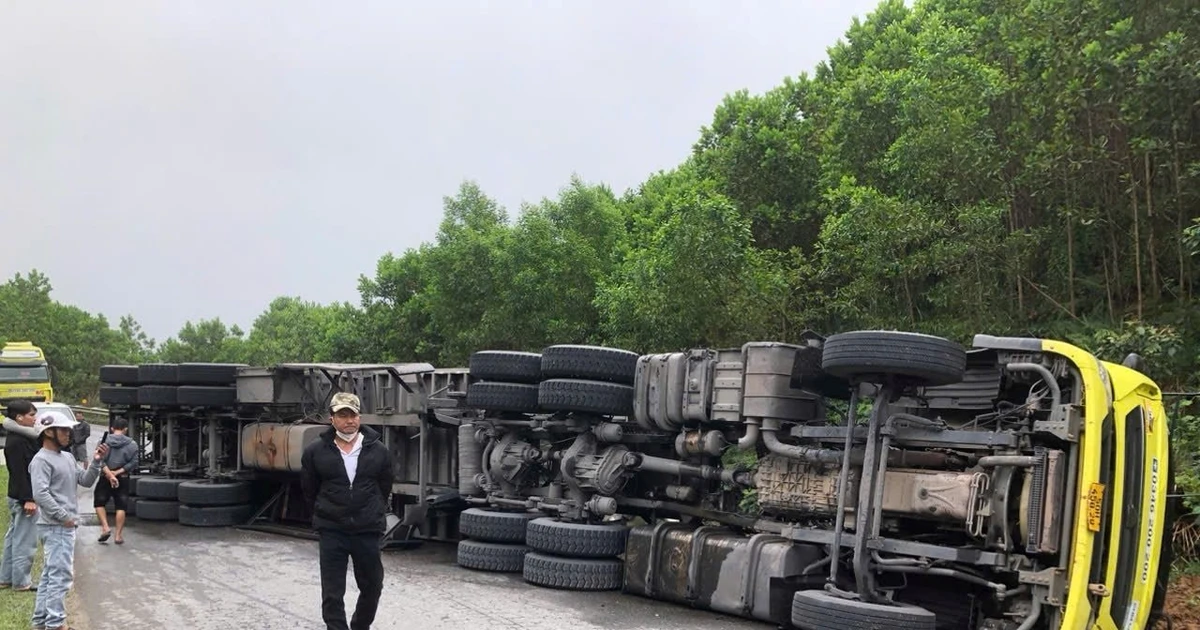 Xe đầu kéo lật ngang, chắn hết lối lưu thông trên đường Hồ Chí Minh