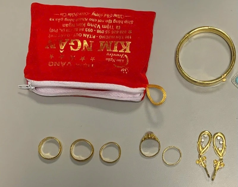 Hành khách bỏ quên túi xách chứa vàng tại sân bay ở Huế