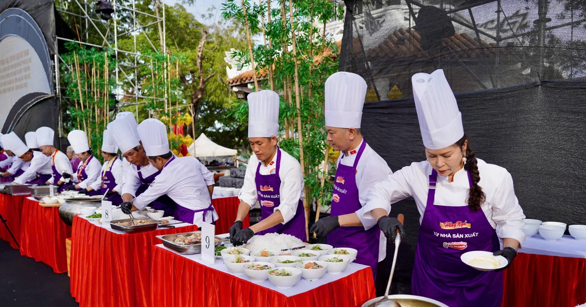 Huế lập kỷ lục chế biến 300 tô bún bò cùng lúc