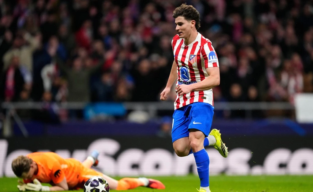 Thủ môn Tottenham mắc liền 2 lỗi ngớ ngẩn, bị thay ra chỉ sau 17 phút