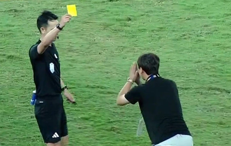 HLV Kim Sang-sik chắp tay vái lạy trọng tài, dùng độc chiêu phá bài ném biên của U23 Indonesia