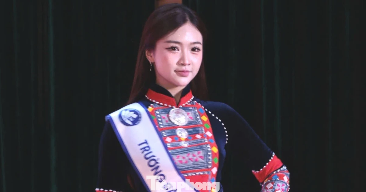 Nữ sinh Thái Nguyên tự tin sải bước cùng Hoa hậu Hà Trúc Linh