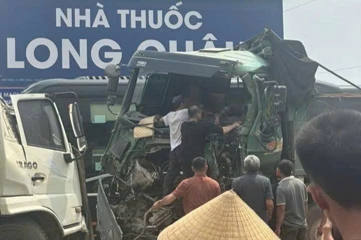 Tai nạn liên hoàn trên Quốc lộ 1A, tài xế xe tải tử vong trong cabin