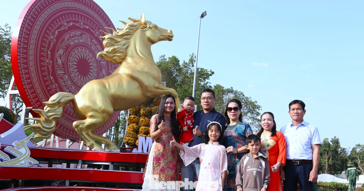 Linh vật ngựa vàng cao 4m ở Nghệ An vừa ra mắt đã có người 'check-in'