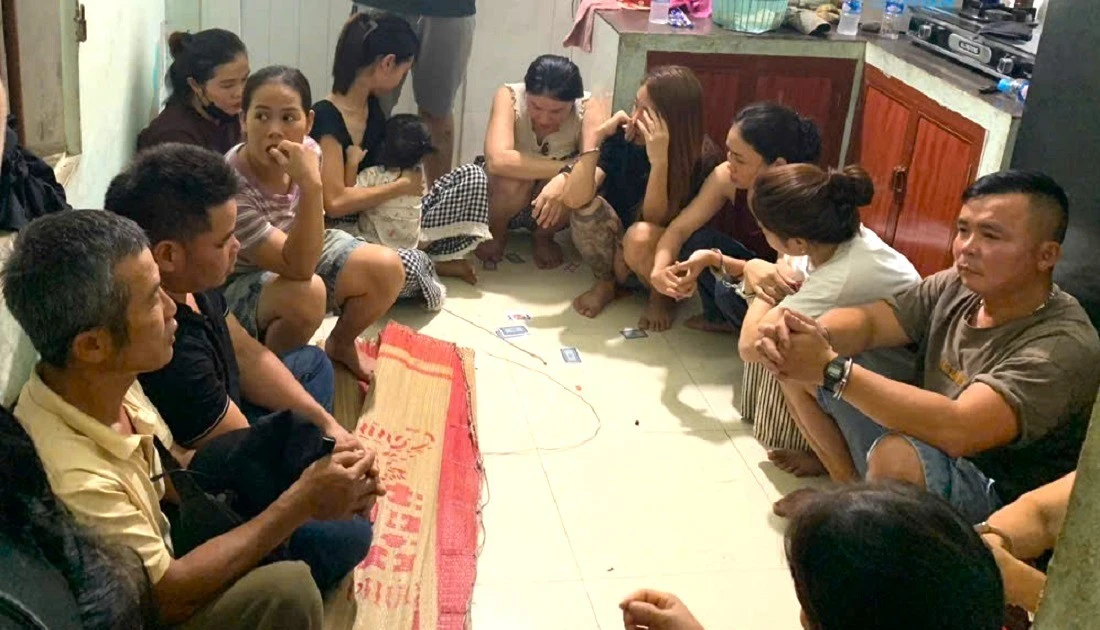 Triệt phá sới bạc có nhiều phụ nữ tham gia, lắp camera cảm biến báo động