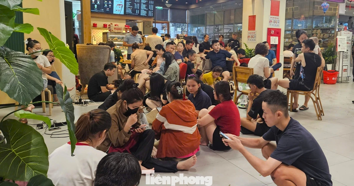 Mất điện diện rộng sau bão số 10, người dân chờ cả tiếng ở trung tâm thương mại để sạc pin