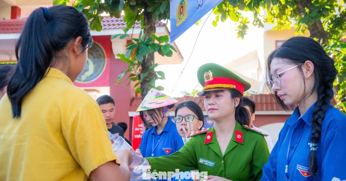 Nắng nóng gay gắt, chiến sĩ công an, thanh niên căng mình tiếp sức sĩ tử