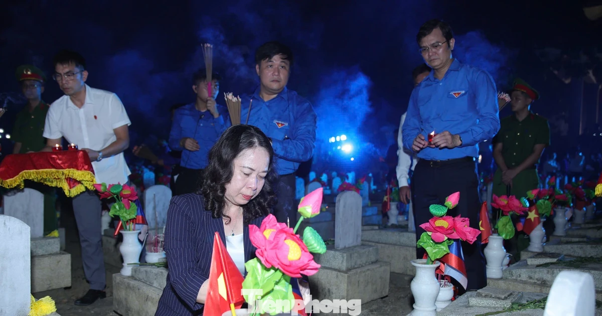 Hàng vạn người thắp sáng ngọn nến tri ân tại nghĩa trang liệt sĩ Việt - Lào