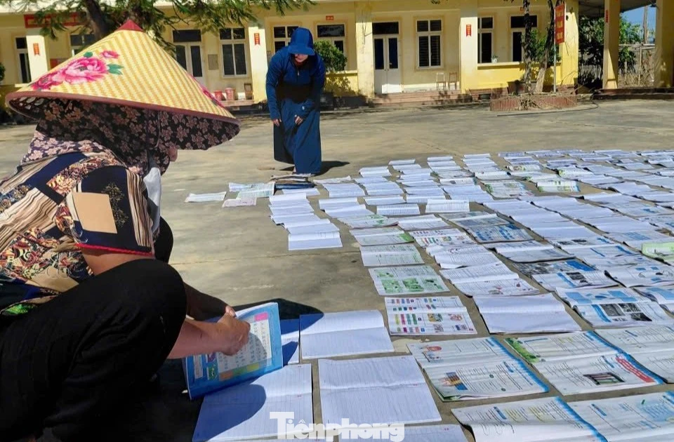 Nắng lên sau lũ, thầy cô tất bật ‘cứu’ sách vở, giữ lại tri thức cho học trò