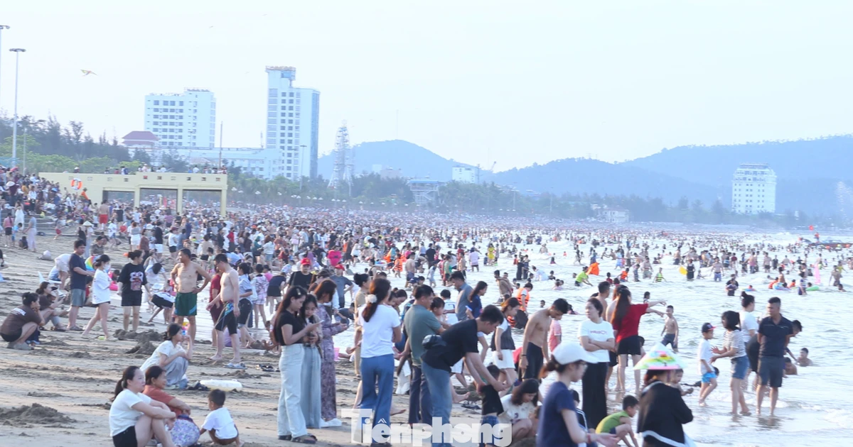 'Mắt thần' AI giám sát toàn cảnh biển Cửa Lò