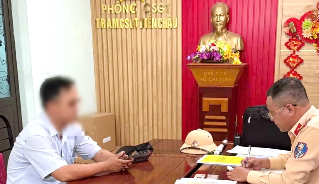 Xử phạt tài xế xe tải ‘phớt lờ’ tín hiệu đường sắt