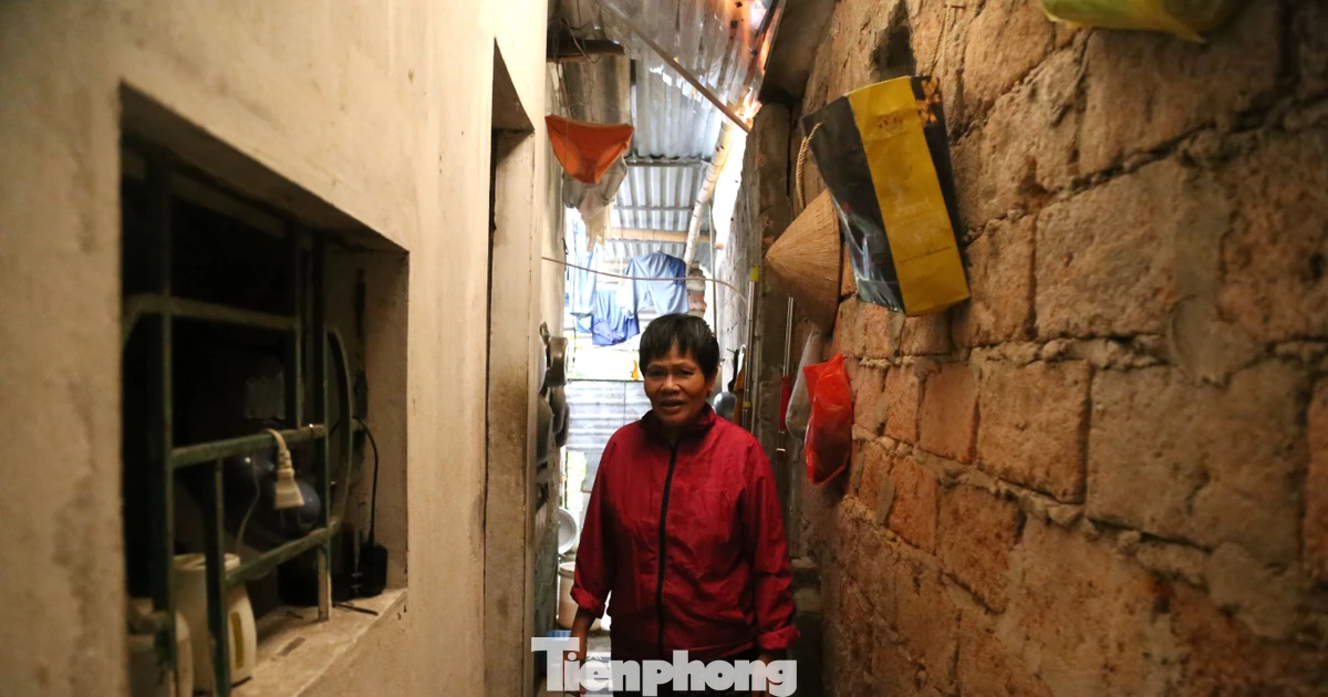 Cảnh xập xệ, dột nát ở khu tập thể gần 50 năm tuổi, cứ mưa bão phải 'chạy trốn'