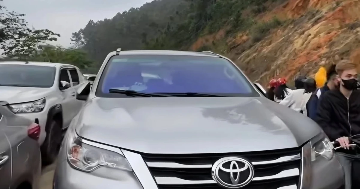 Ô tô đỗ chắn lối lên chùa Đại Tuệ ở Nghệ An gây ùn tắc kéo dài