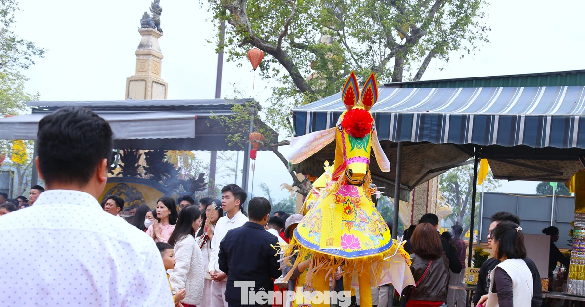 Dâng ngựa tiền triệu ở Đền Ông Hoàng Mười