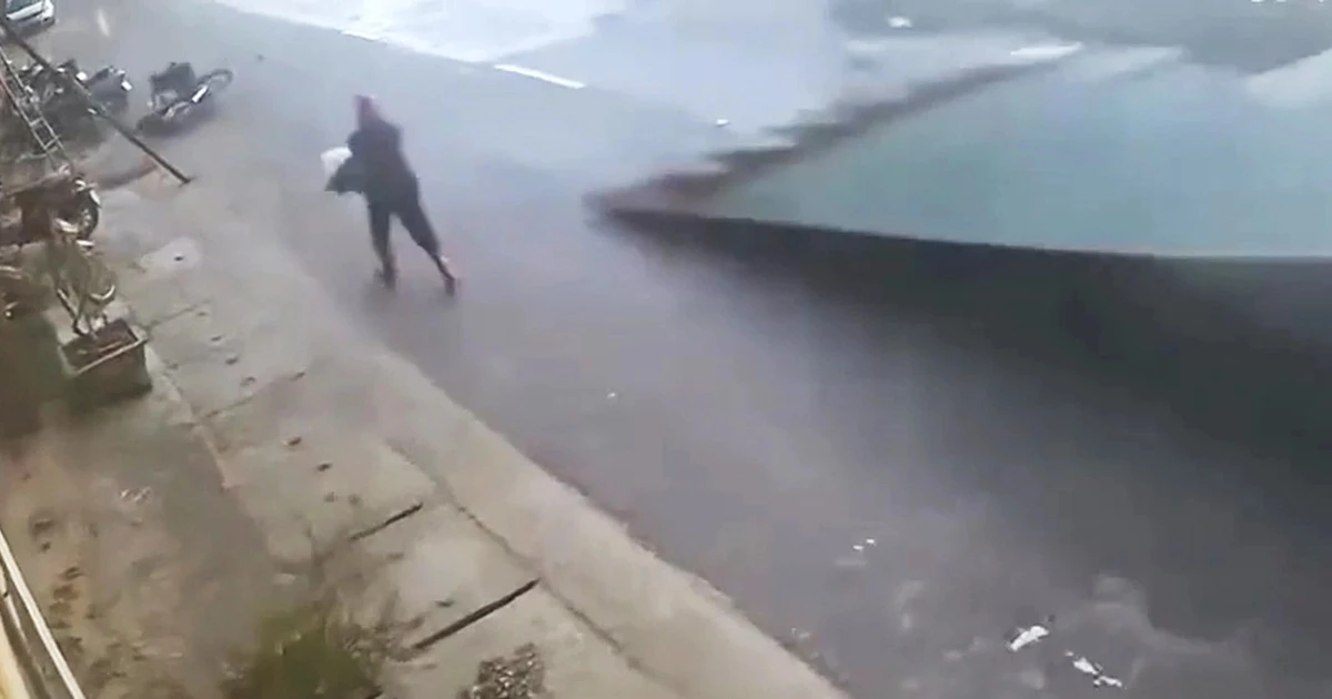 Thót tim khoảnh khắc tấm tôn bay trong giông lốc suýt trúng người đi đường