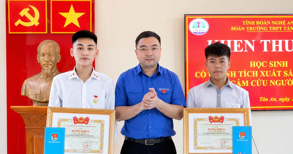 Trao huy hiệu Tuổi trẻ dũng cảm cho 2 học sinh Nghệ An