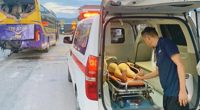 Xe khách dừng bên quốc lộ bị xe cùng chiều tông trúng, nhiều người nhập viện
