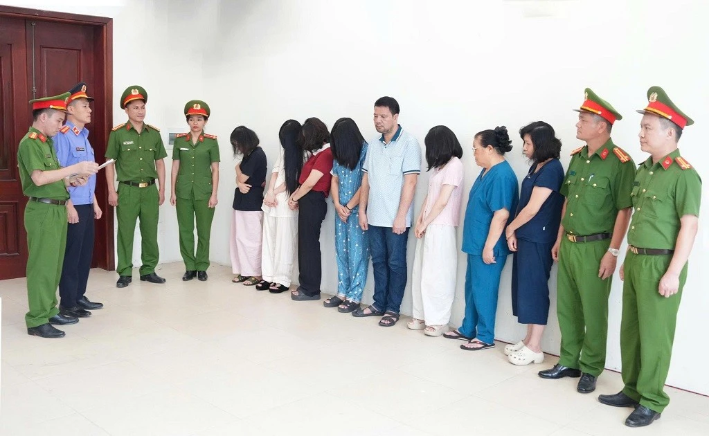 Bóc trần chiêu trò 'vẽ bệnh' tại phòng khám đa khoa y học Nghệ An, khởi tố 10 bị can