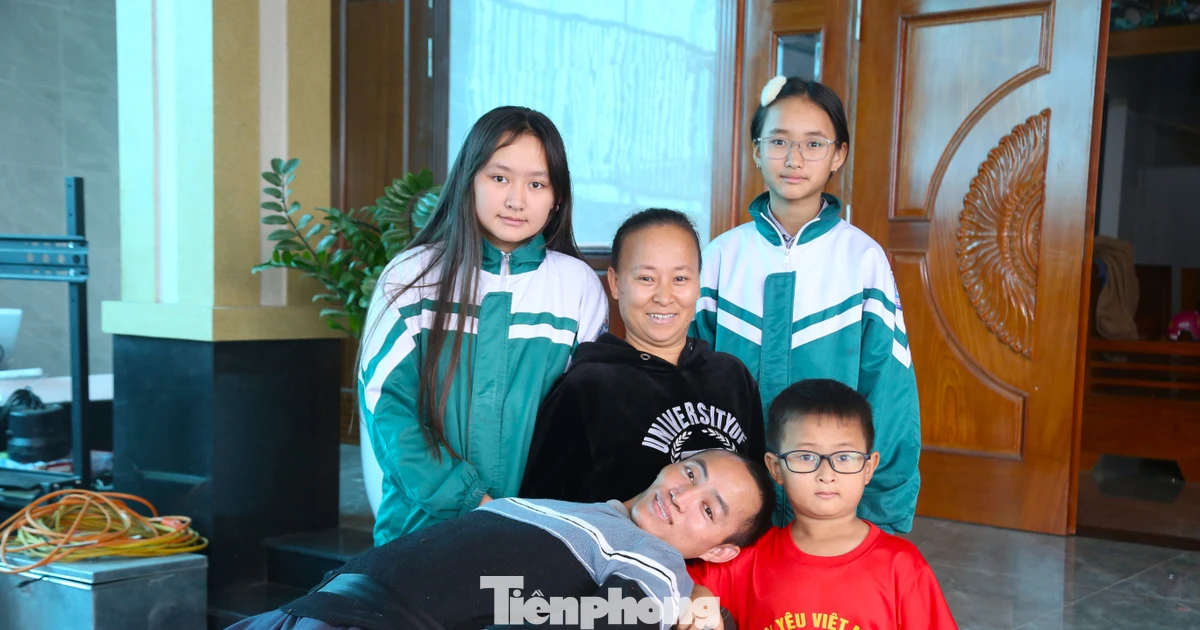 Chuyện khó tin: Người đàn ông ‘cứng đơ như khúc gỗ’ và ba ngón tay viết nên kỳ tích