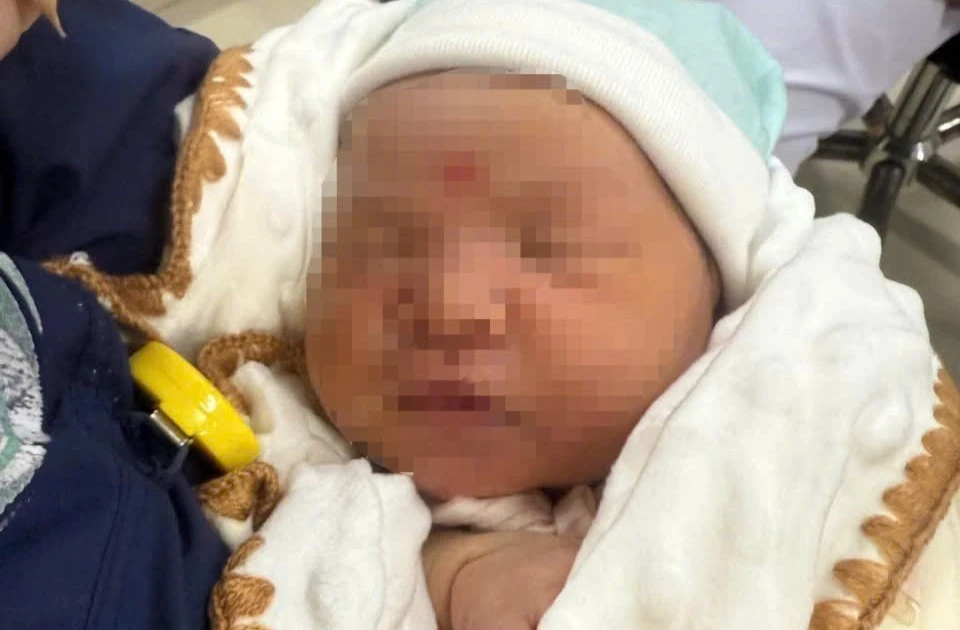 Bé gái 10 ngày tuổi bị bỏ rơi tại bệnh viện lớn nhất Nghệ An