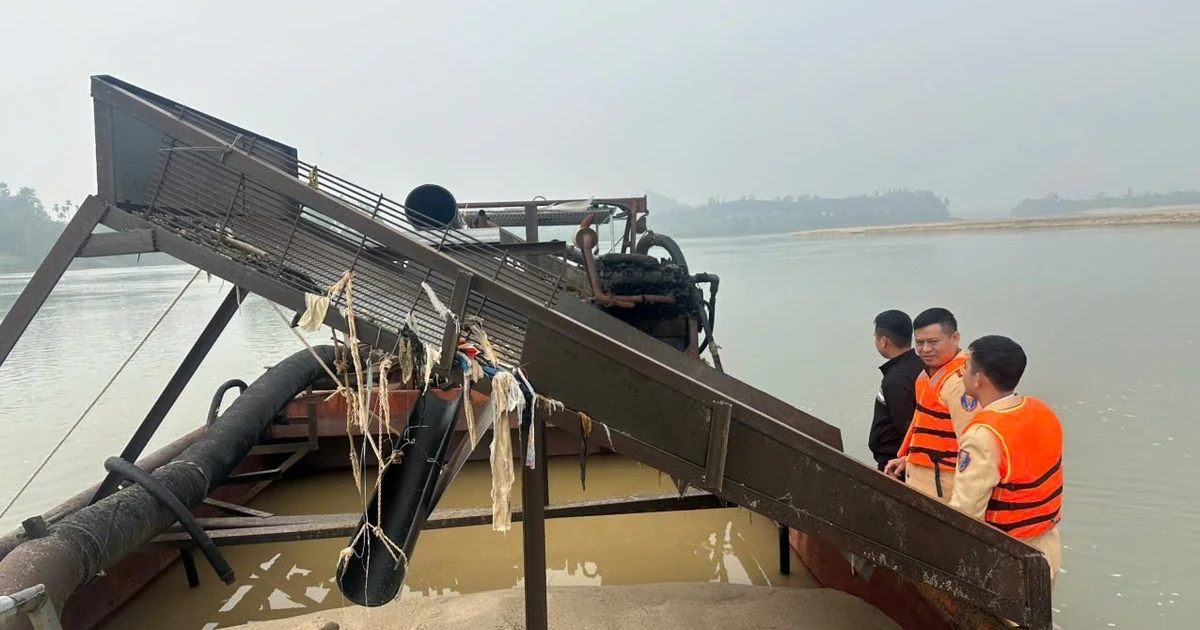 Bắt giữ 2 tàu cát tặc