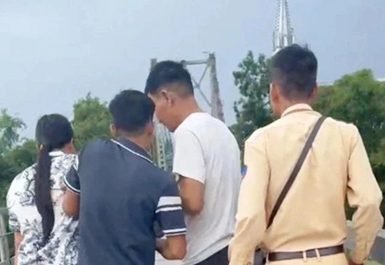 Thiếu tá Cảnh sát giao thông lao qua lan can cầu kịp cứu một phụ nữ định tự vẫn