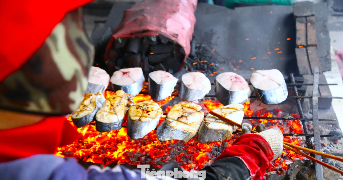 Nướng cá không ngơi tay bên bếp than rực lửa giáp Tết