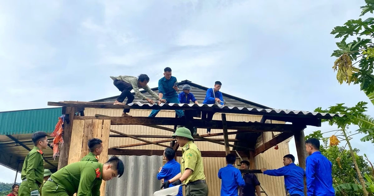 Đoàn viên, thanh niên giúp người dân làm đường, dựng nhà sau lũ lụt