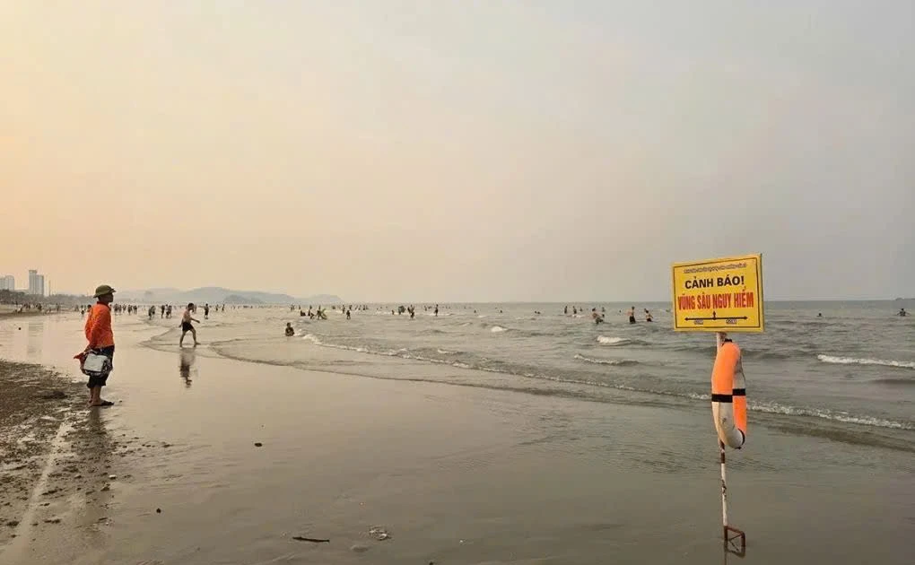 Cứu sống hai anh em đuối nước bị sóng cuốn xa bờ ở biển Cửa Lò