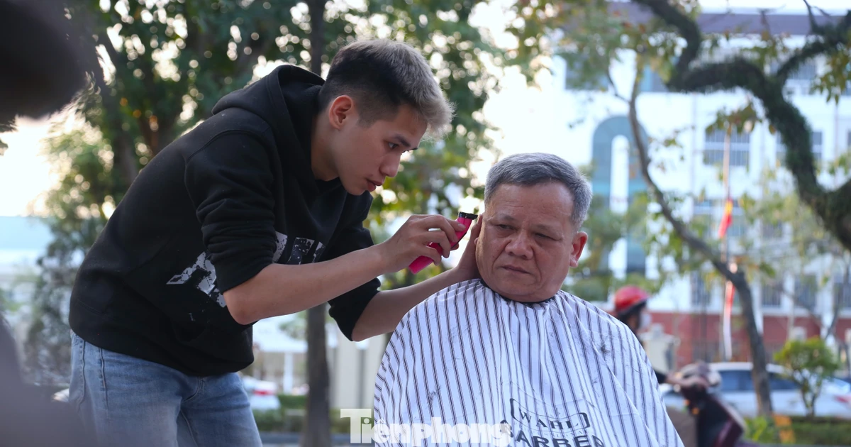 Tiệm cắt tóc 0 đồng của nhóm bạn trẻ
