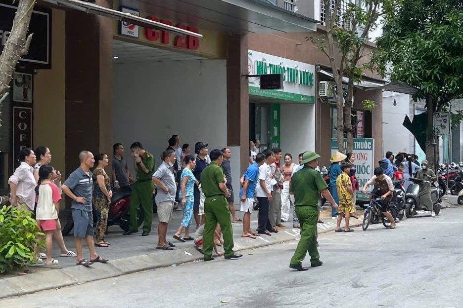Cháy căn hộ tầng 12 chung cư, nhiều người hốt hoảng tháo chạy