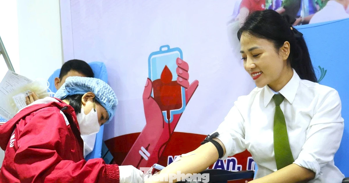 Những 'bóng hồng' công an lan tỏa nghĩa cử hiến máu cứu người