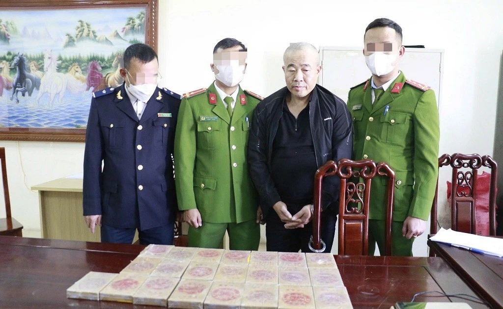 'Chặt mắt xích' quan trọng trong đường dây ma túy lớn, thu giữ 22 bánh heroin
