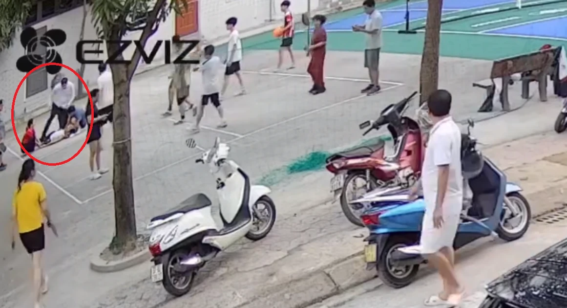 Bác sĩ đang bế con đi dạo kịp thời cứu người đàn ông đột quỵ trên sân bóng chuyền