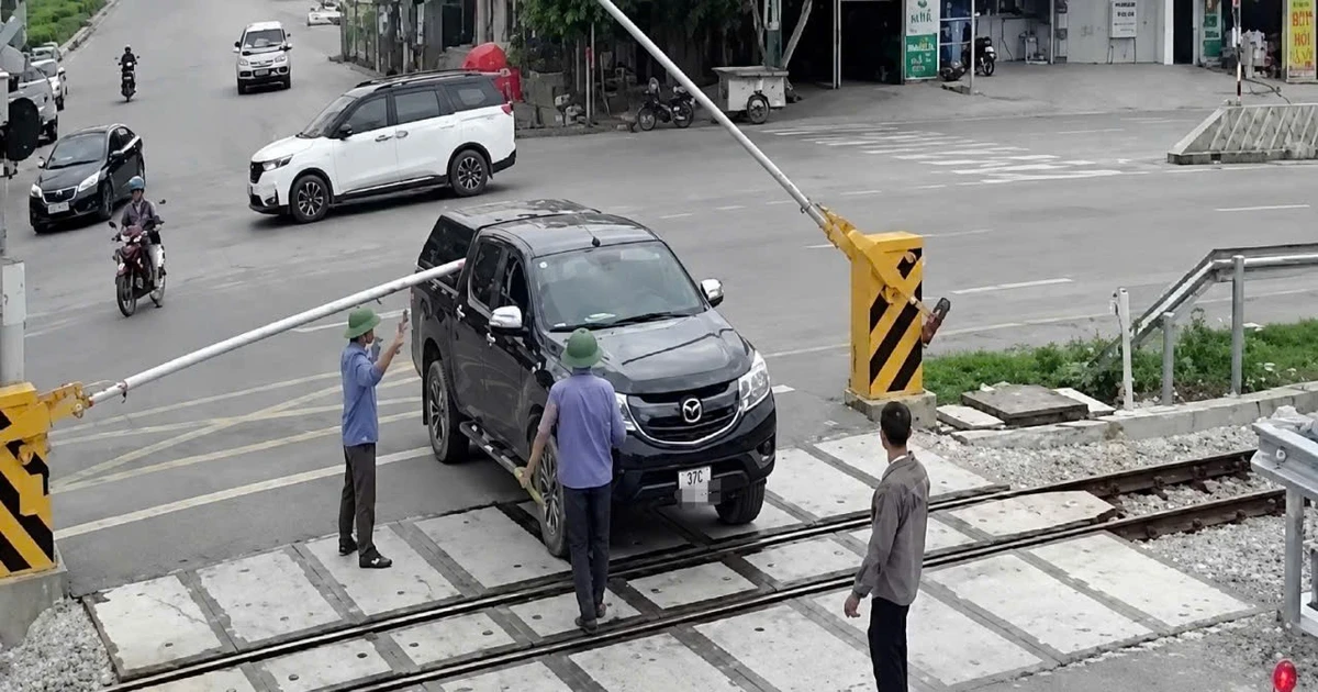 Xử phạt 19 triệu đồng, tước giấy phép lái xe nữ tài xế vượt rào chắn đường sắt