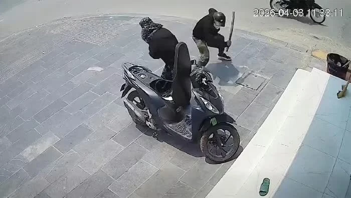 Truy tìm hai người bịt mặt dùng gậy tấn công phụ nữ giữa phố