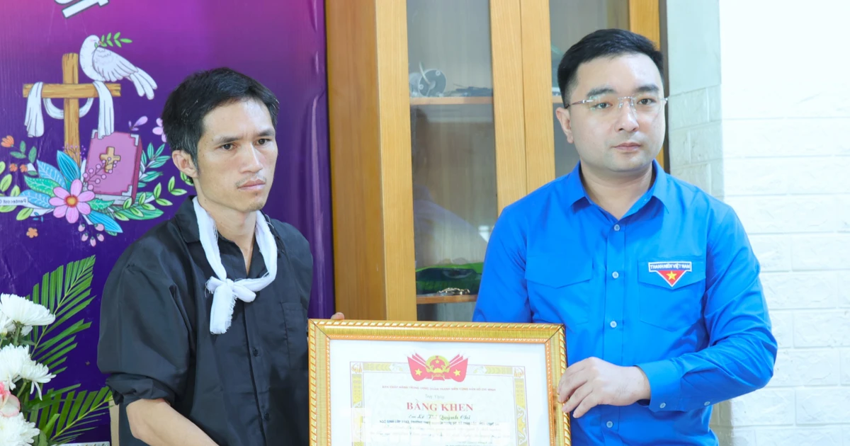 Trao, truy tặng Huy hiệu Tuổi trẻ dũng cảm cho hai bạn trẻ Nghệ An cứu người đuối nước