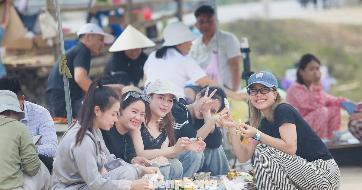 Du khách 'phát sốt' với cá trích nướng bãi biển