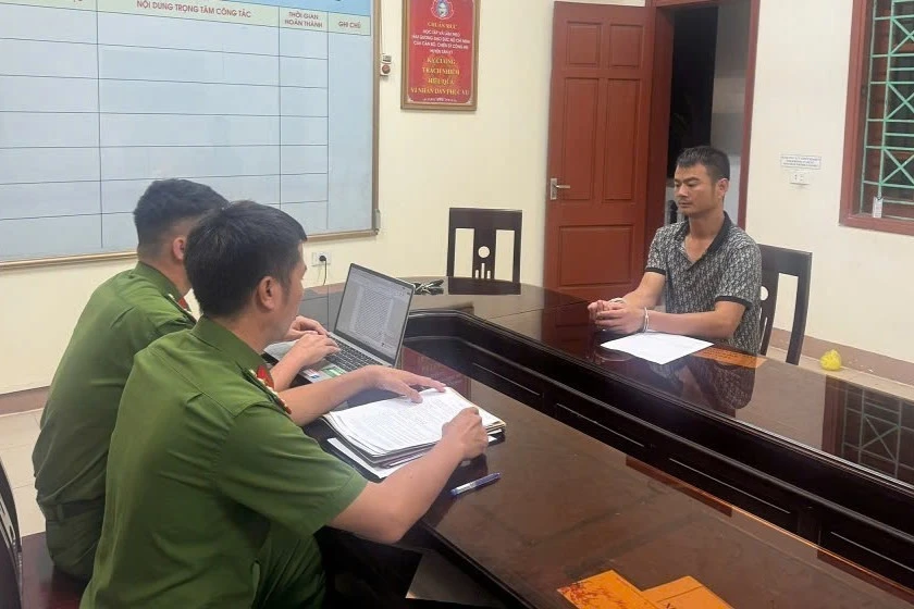 Khởi tố đối tượng dùng thắt lưng đánh tài xế xe buýt, bắt quỳ gối giữa đường