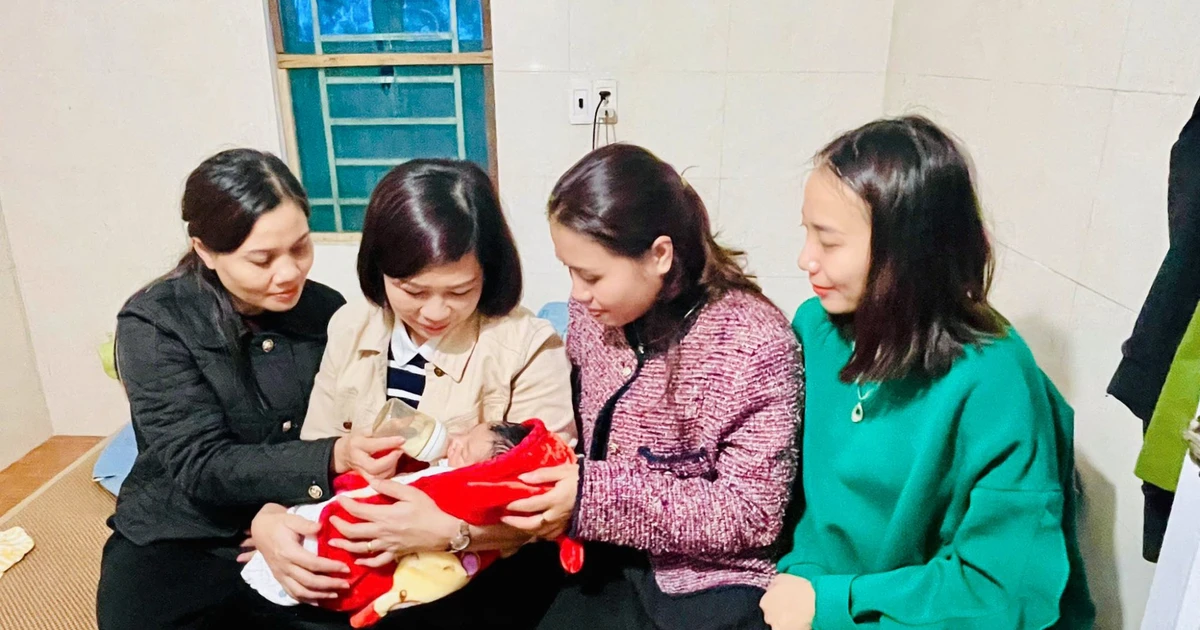 Bé sơ sinh bị bỏ rơi trước cổng nhà dân kèm tờ giấy “do hoàn cảnh cháu không nuôi được”