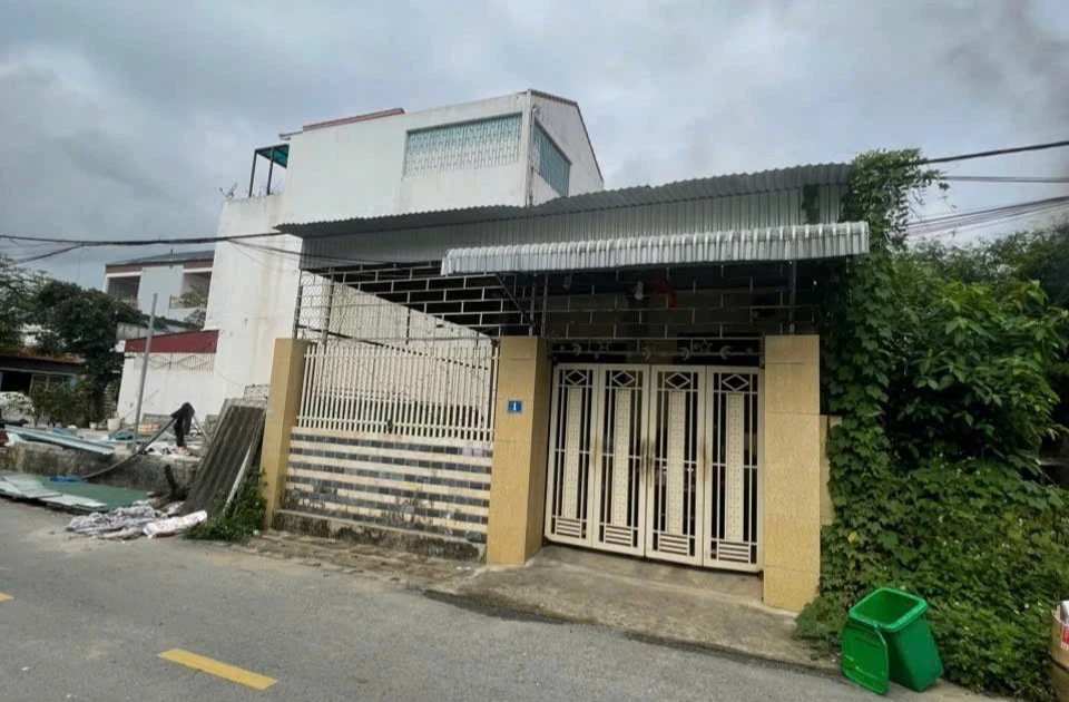 Giải cứu người đàn ông khóa trái cửa phòng ngủ với 3 bình gas đã mở van